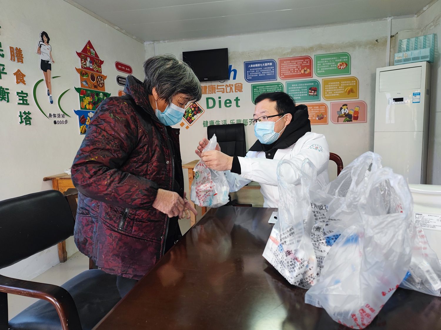 疫情|呵护老人健康！象山这家医院送药上门