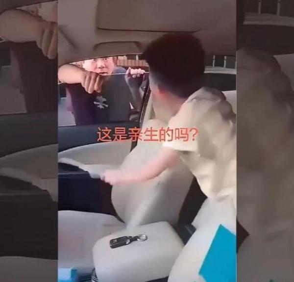 眼神|爸爸钻车窗够钥匙,当“木枝”掉下去的那一刻,爸爸的眼神亮了