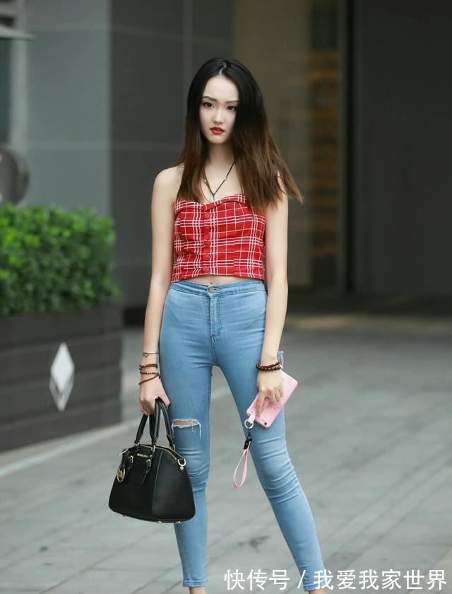 小辣妹 红色格子抹胸背心搭配破洞牛仔裤,干净利落,体现了她的时髦气质!