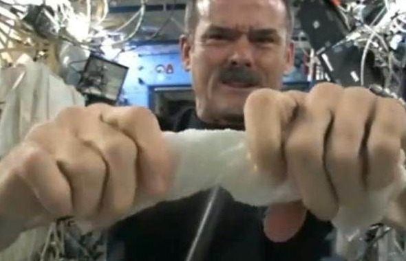 太空 男子在太空上拧毛巾,接下来一幕,让人直呼不可思议!