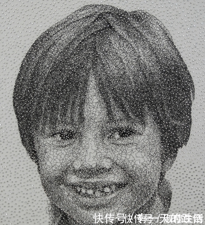 木板!画家在木板上钉了5000枚钉子,用一根线“乱绕”,结果绕出一幅画