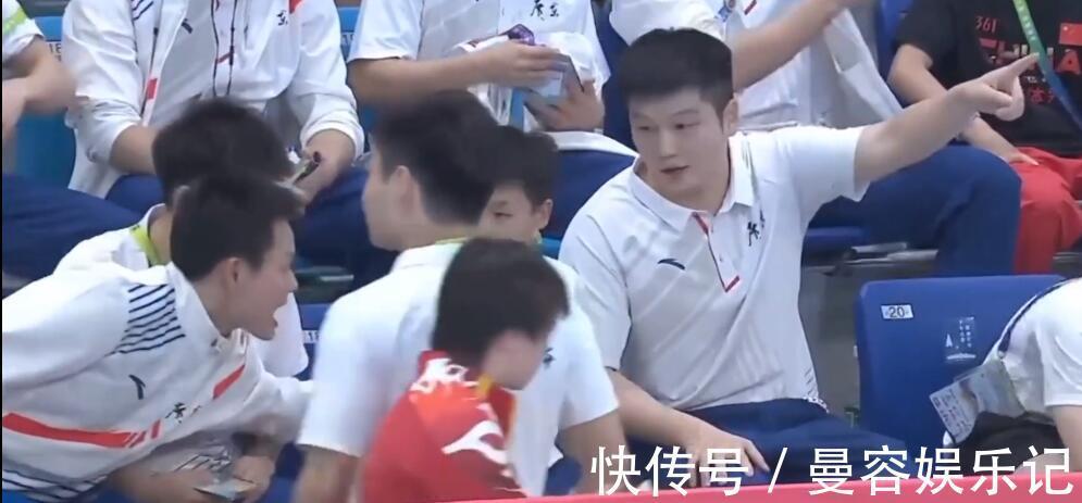 樊振东|狠咬一大口!师姐抢吃全红婵火腿肠,红姐一脸懵,转向樊振东抱怨