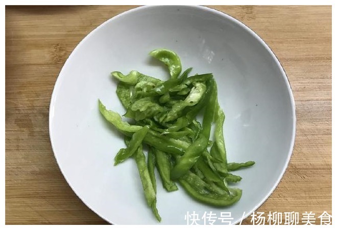 黄梅天|夏天就爱这道菜，我家隔三差五就做，入味不腻口，连汤也没剩