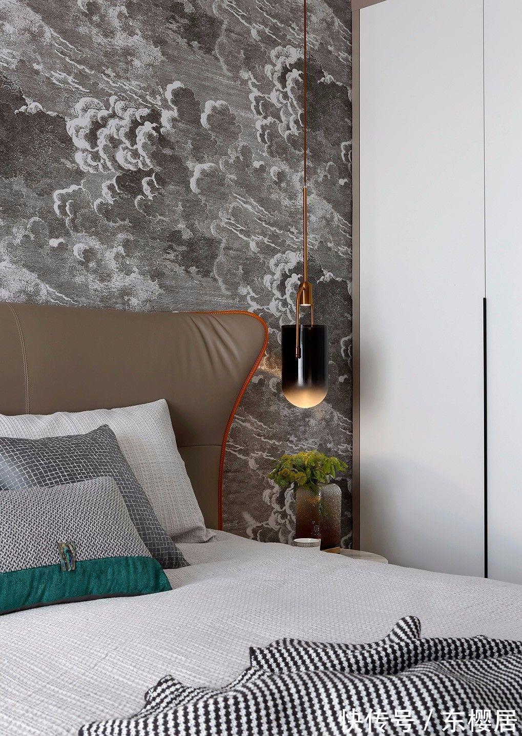 腔调|130平的三居室，简约优雅有腔调，卧室背景墙的设计更是独特