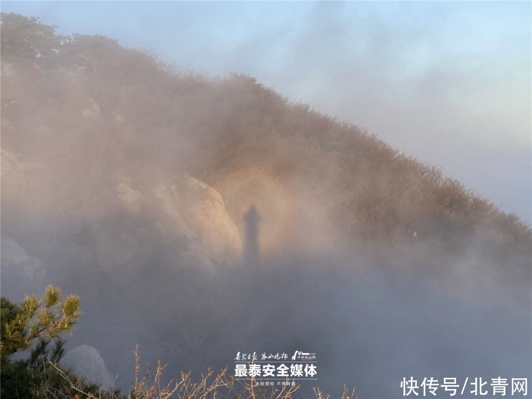 罕见！今日泰山之巅，碧霞宝光再现！持续两三分钟