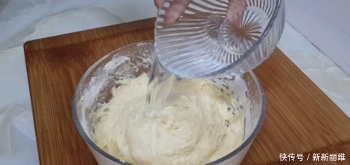 面粉新吃法,手不沾面,比油条做法简单,比馅饼好吃,越吃越想吃