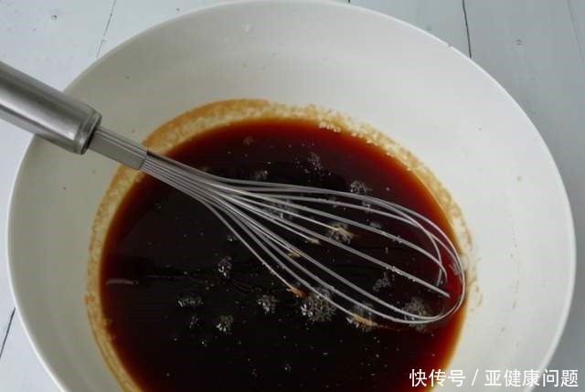 蒸发糕时，别只会放酵母粉，教你1招窍门，发糕蓬松暄软，不粘牙！