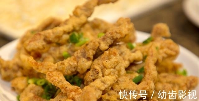 炸酥肉,用淀粉还是面粉?四川大厨教你一招,焦香酥脆不回软