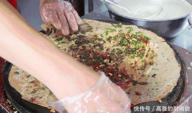 想吃煎饼果子不用出去买了,在家这样做,三分钟摊一个,太好吃了