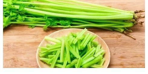 骨头|世卫组织呼吁停止食用，比味精还伤骨头，劝告家人：尽早撤下餐桌