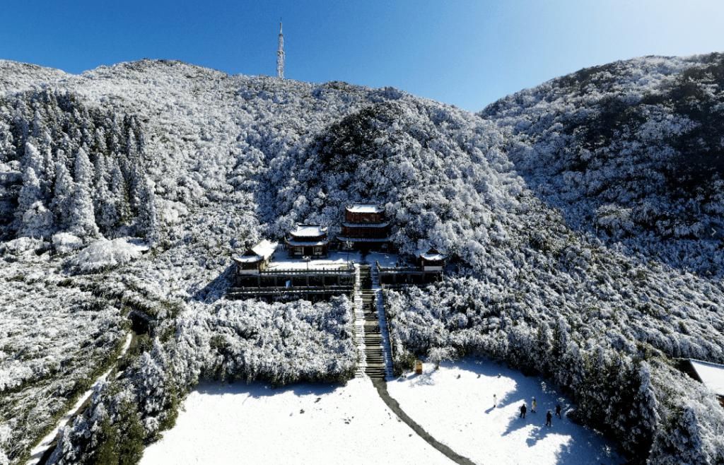 雪后初霁 蓝天白雪映金山