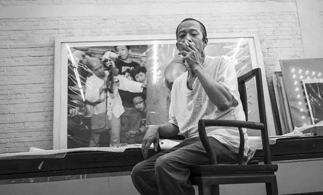 项圈@他用自己的肋骨做了一个项圈,给女友戴上,声称是为艺术献身