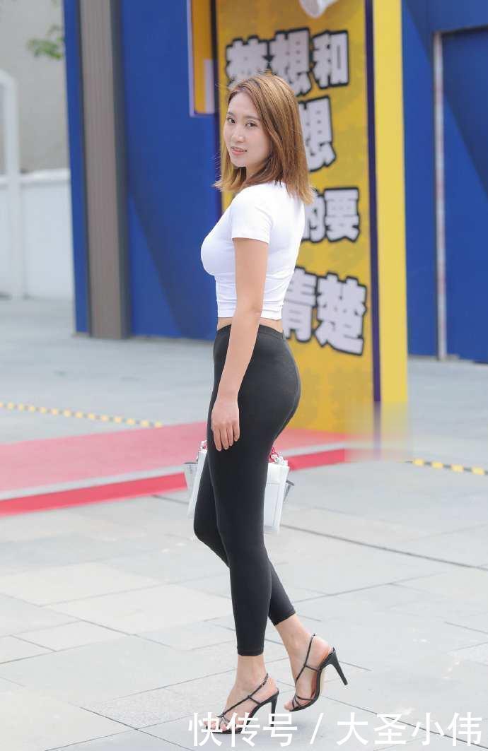 无痕裤|美女街拍好身材的“无痕裤”穿搭,爱运动的美女展现自信美