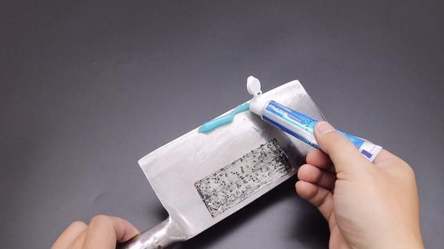 牙膏涂抹在菜刀上，作用太棒了，可惜今天才学到，回家试一试