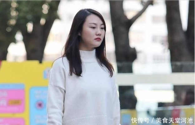 街拍: 一件露肩上衣+迷你短裤, 性感撩人