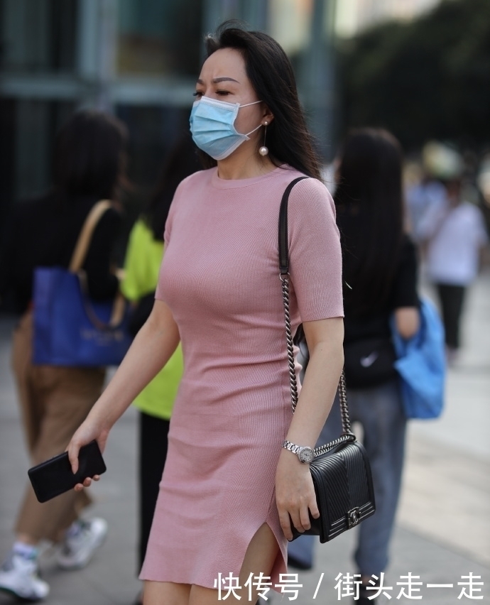 “阿姨”的粉色连衣裙,展现成熟魅力,一件解决穿搭烦恼