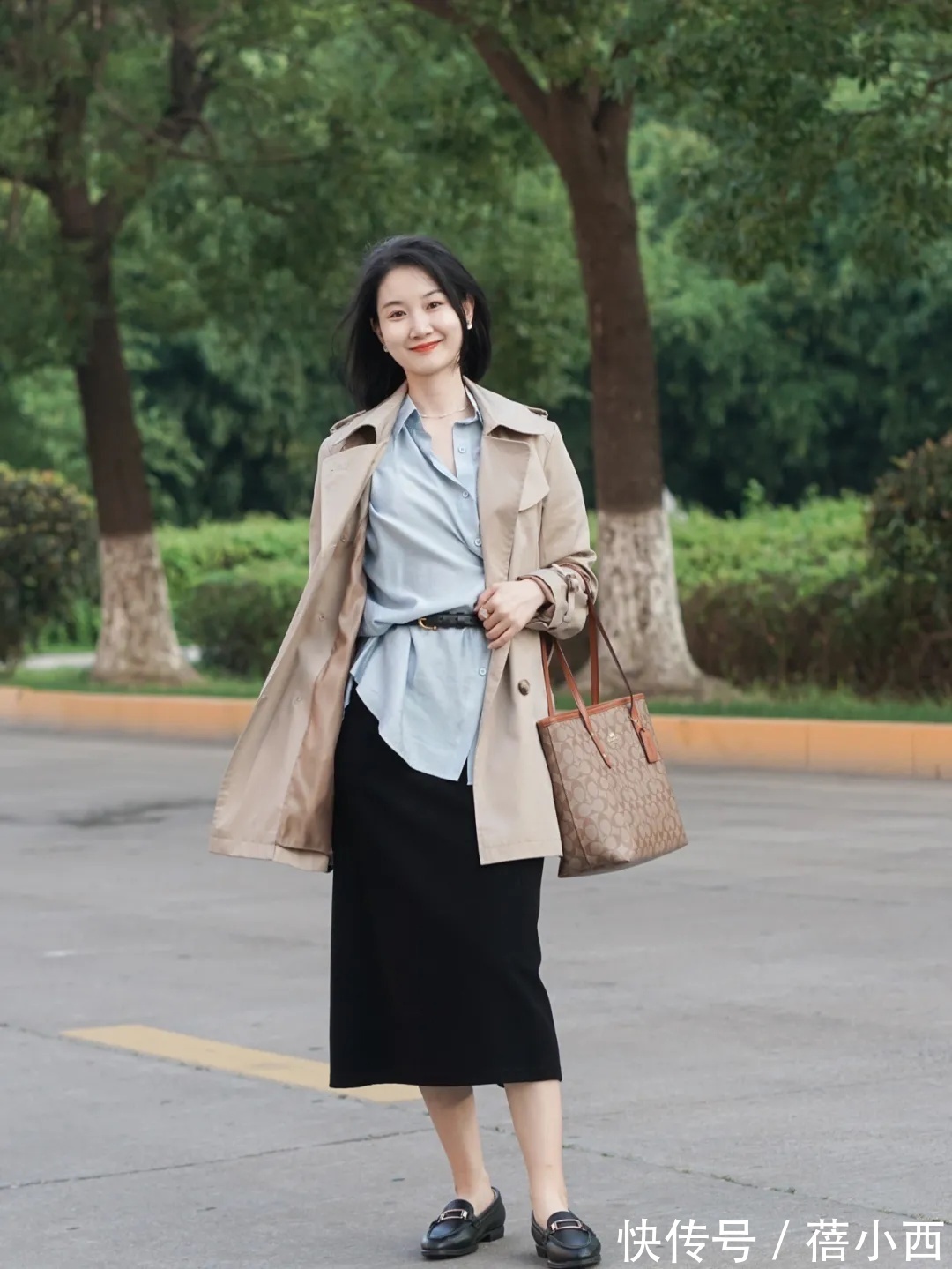 乐福鞋|秋季建议爱美女性多穿“风衣”,搭配连衣裙、半身裙,时髦又优雅