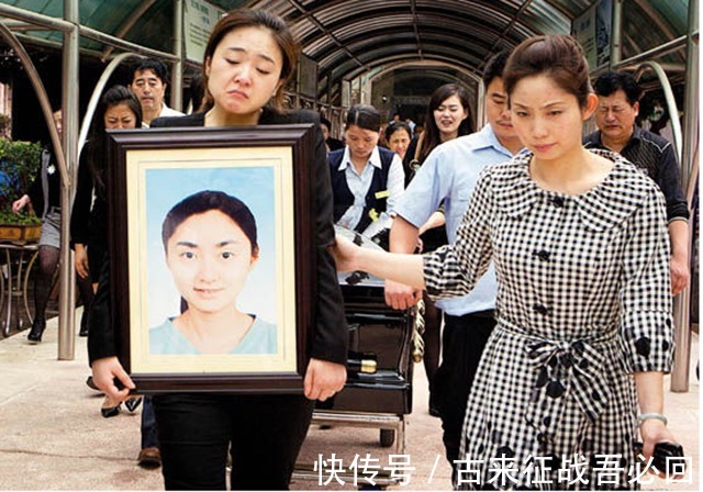 接力棒|2011年丛飞遗孀遗体告别仪式, 5岁女儿默默抹泪,上千名市民送行