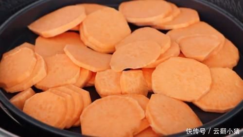 今天要教给大家一个红薯不一样的新做法，红薯糕的做法，好吃还不会上火