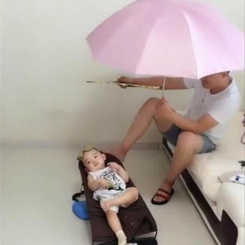 小周|妈妈出门逛街,爸爸在家独自看娃,回到家后的一幕让宝妈笑喷