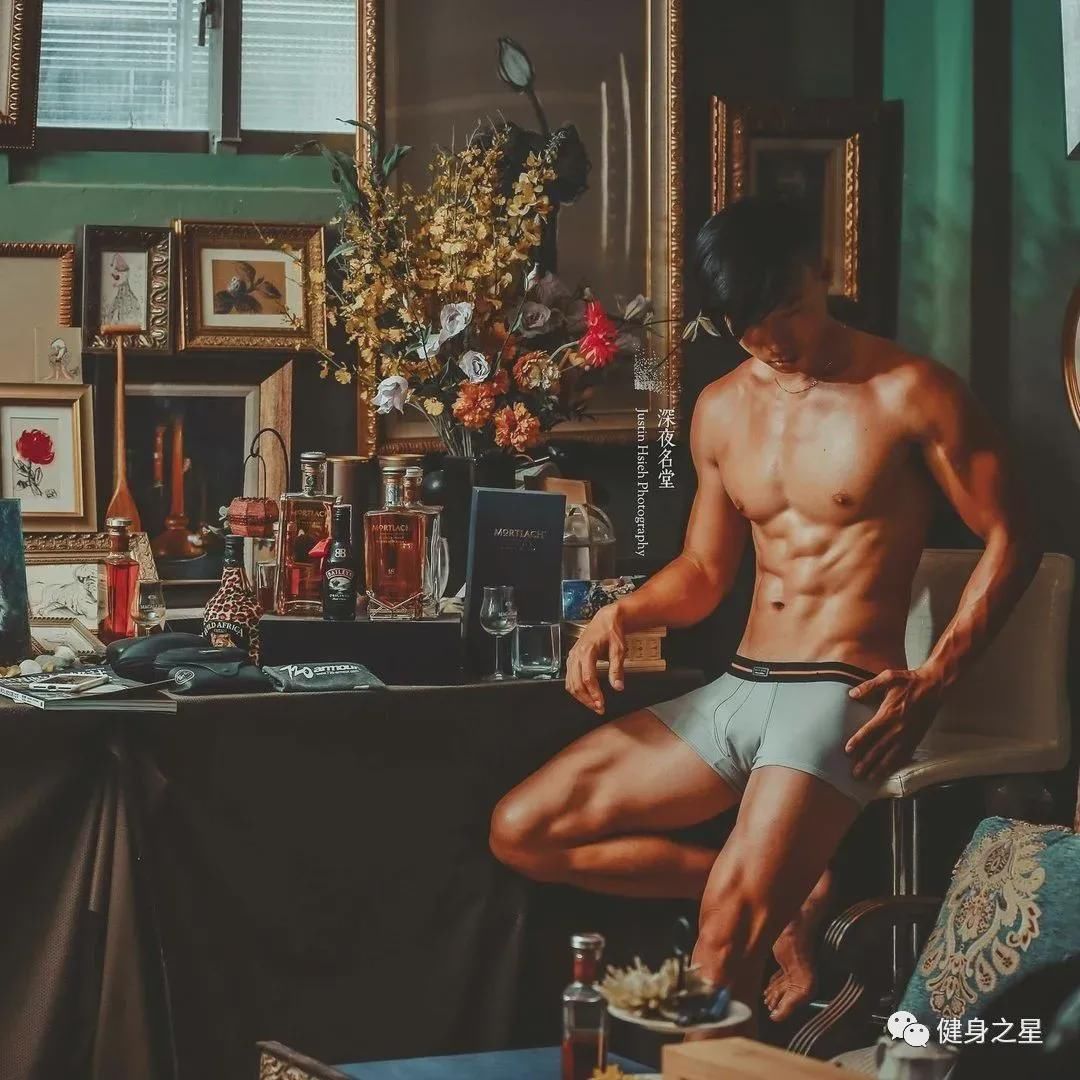 超硬核眼镜|超硬核眼镜小哥秀肌肉，筋肉身材太生猛了！