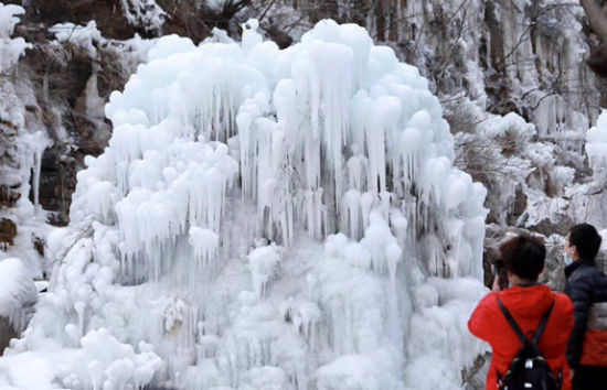 河南云台山冰瀑群引游人 如入“冰川纪”