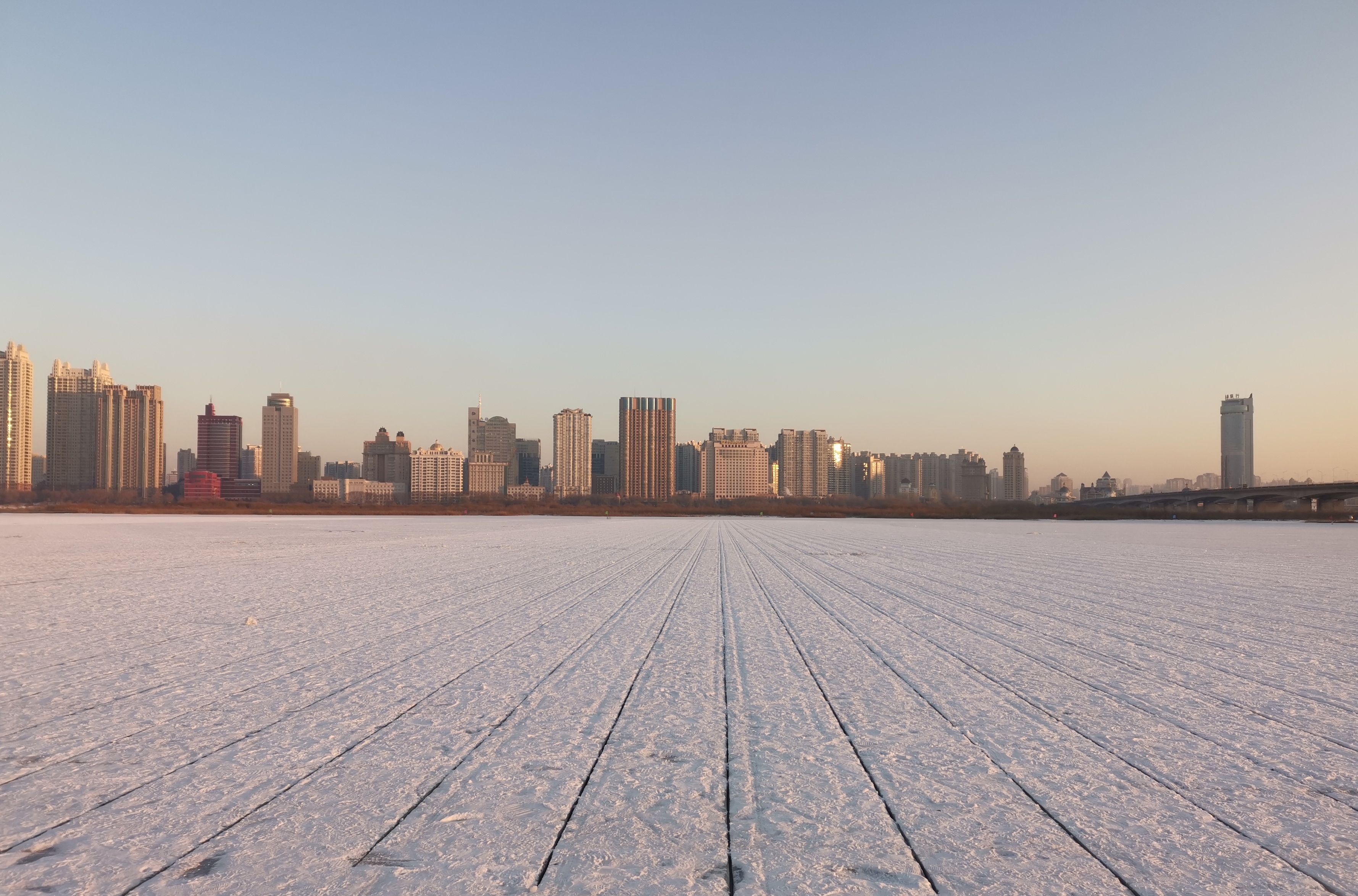 冬季|起冰啦！哈尔滨开建冬季大型冰雪乐园