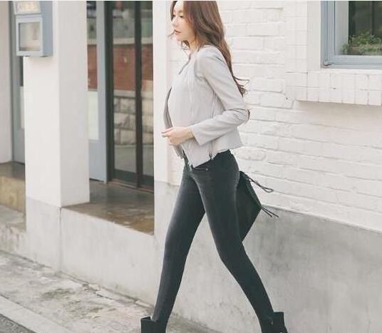 小姐姐 小姐姐卷边修身牛仔裤,搭配白色衬衫,洋溢着青春的味道