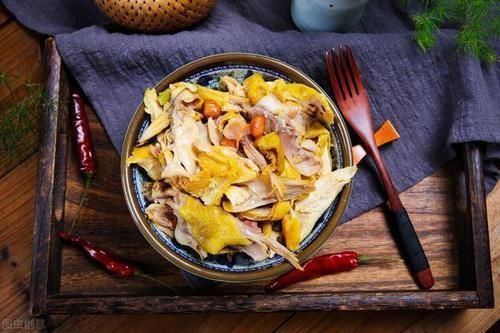 做法|粤菜看家美食盐焗鸡，做法简单，自己在家轻松做，超下饭不够吃