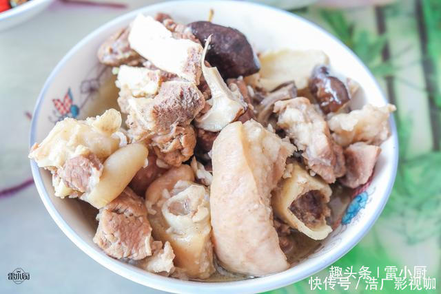 三爷爷家请吃饭,满满一桌农家菜,煮了2锅米饭,大伙吃了个精光