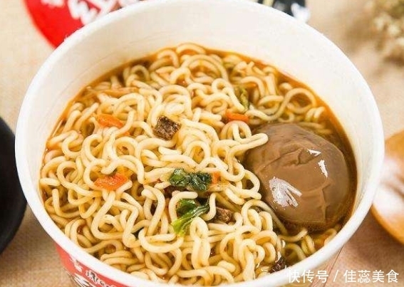 泡面“离不开”的5种食材，火腿肠上榜，图五只有聪明人才想得到