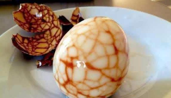 姑娘街头卖“丝袜鸡蛋”,食客直言反胃,成品出来后都被惊艳到