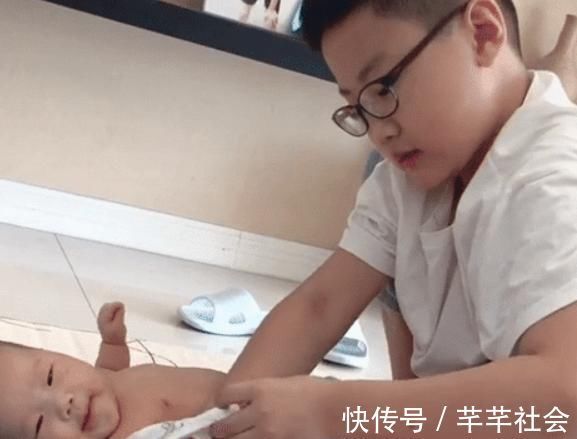 哥哥|全网“最暖哥哥”照顾二胎走红,网友:这样的儿子,给我来一打