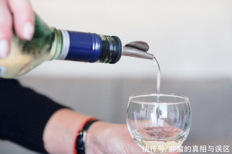 喝酒|喝白酒到底是抗癌還是致癌？很多人都誤解了，一次性給你說清楚