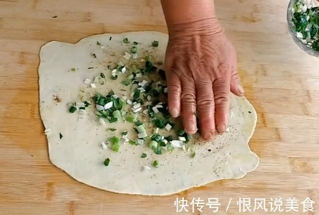农村妈妈教你葱油饼最简单的做法,香酥好吃,咬一口满嘴香