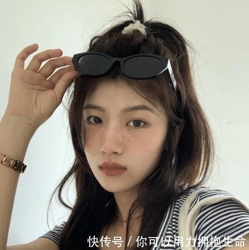 女人|女人40岁后,再懒也别披头散发,试试以下3款发型,时髦又很减龄