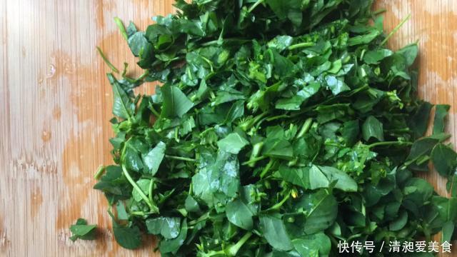 夏天|夏天看到这菜别放过,加颗鸡蛋简单易做,鲜美可口,比肉还香!