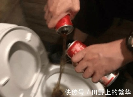 |搞笑GIF：你可能不相信，大妈就是靠一个脸盆过的科三