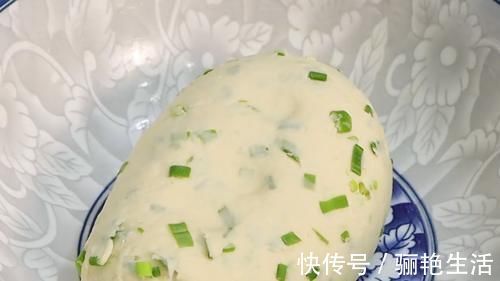 面团|面粉不要蒸馒头了,加一把小葱进去,一次做18个,家人都爱吃