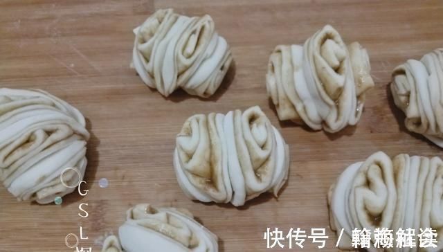 馒头吃腻了,试试这个面食,筋道咸香,连吃三个都不够