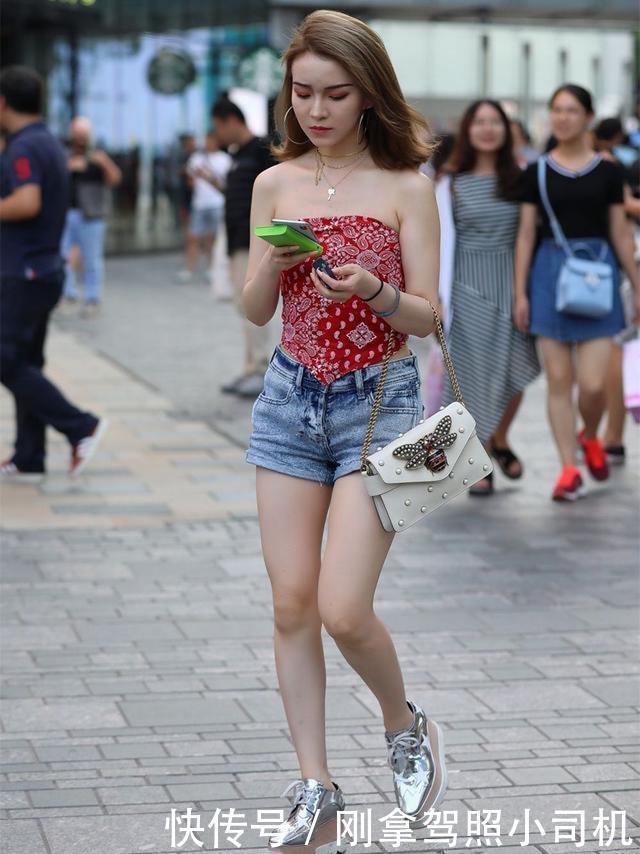 搭配|蓝色碎花连衣裙,青春气质,窈窕淑女范