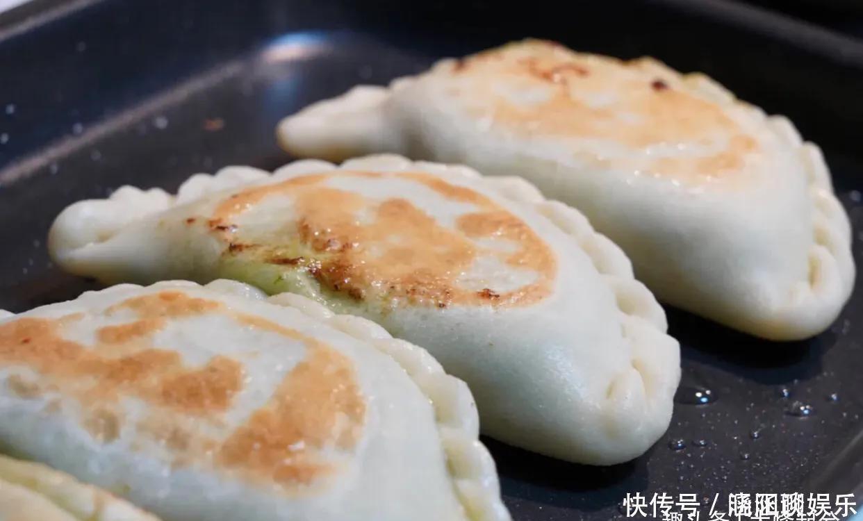 烙饼|快手鲜香韭菜盒子，不发面不用饺子皮，隔几天都不硬，放凉更好吃