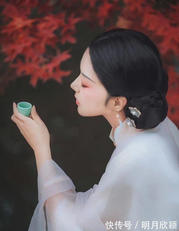 伶仃!窗棂飘下雨星星,易愁生,已愁生,阶上落花,孤影自伶仃