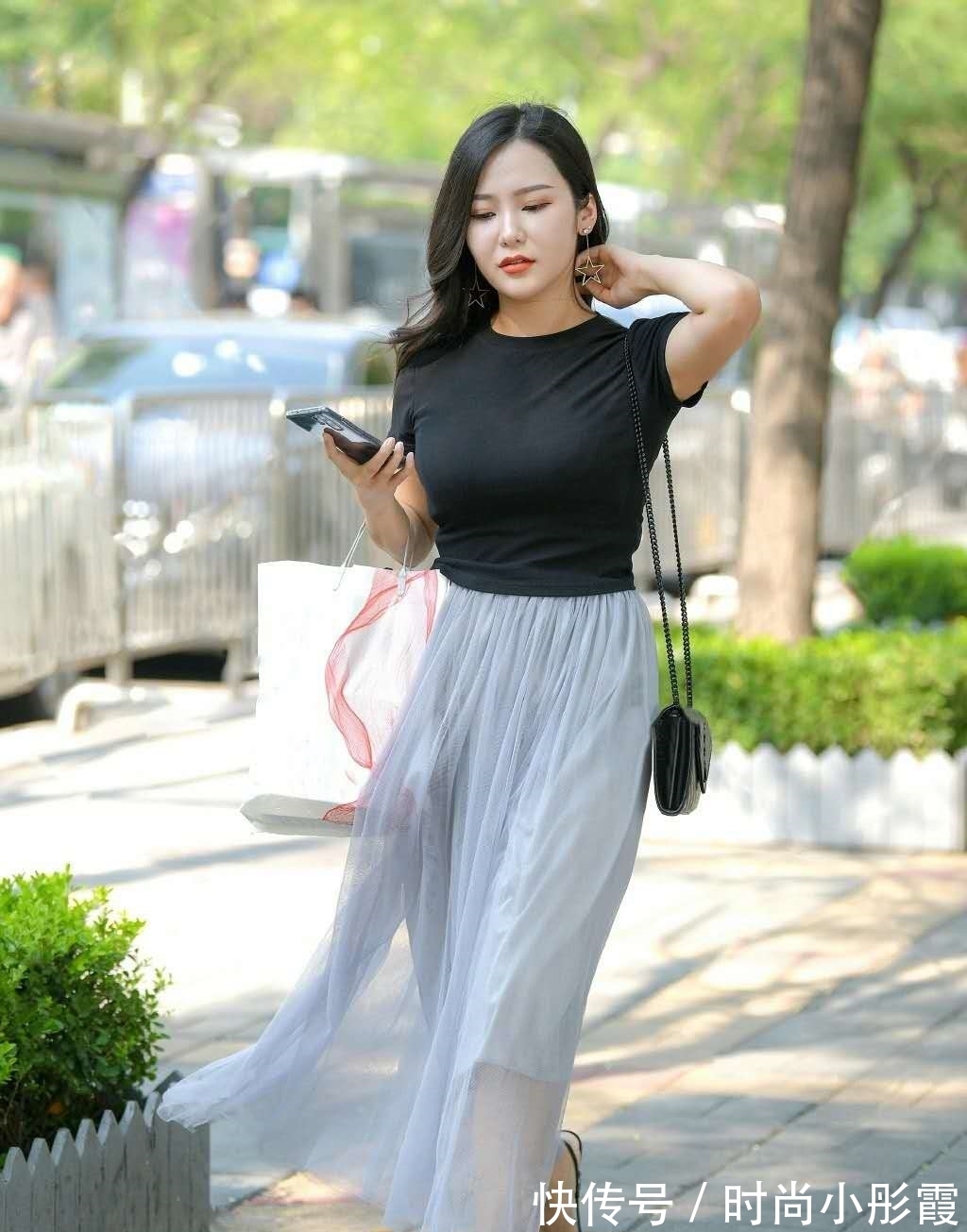 黑白色 清新的美女,穿搭灰色半身裙,美的优雅有气质