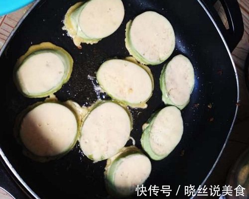 茄子的最新吃法，香酥松软的茄子饼，闻见香味直咽口水
