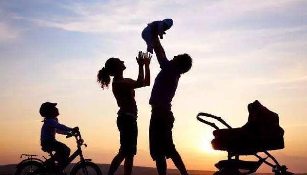 仓鼠|5岁女孩在公交车上,“恶心”行为引全车人不满,被妈妈带坏了