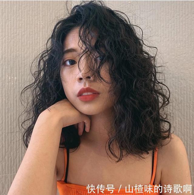 2020秋冬流行全头烫发型20款，蓬松保暖又洋气，你烫同款了吗