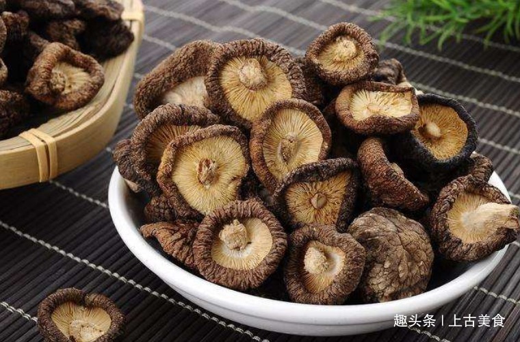 香菇水洗或焯水都是大忌,用这1招,脏东西乖乖溜走,干净又卫生