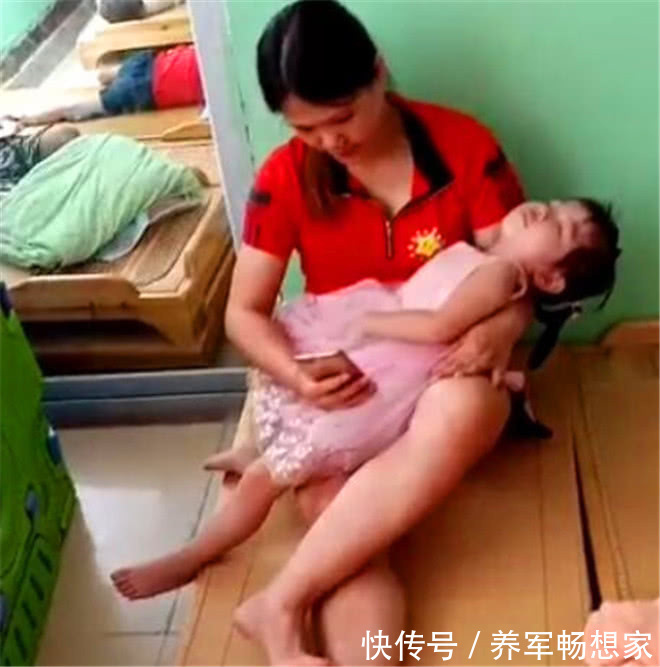 孩子|妈妈给孩子送药,随手拍下幼儿园午睡情况,网友们不淡定了