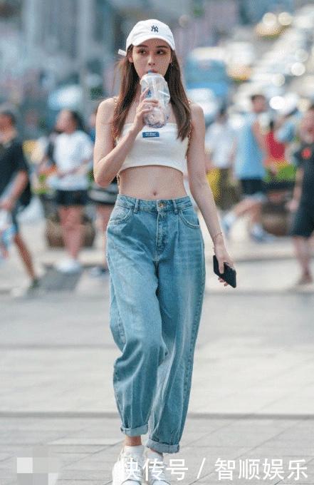 能展现出|白色抹胸装搭配经典牛仔裤,时髦优雅,时尚感满满
